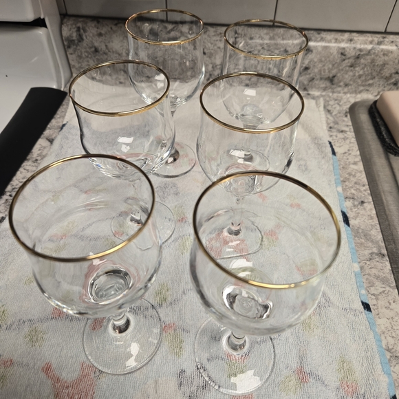 Elegant Gold-Rimmed Wine Glass Set - Picture 7 of 11